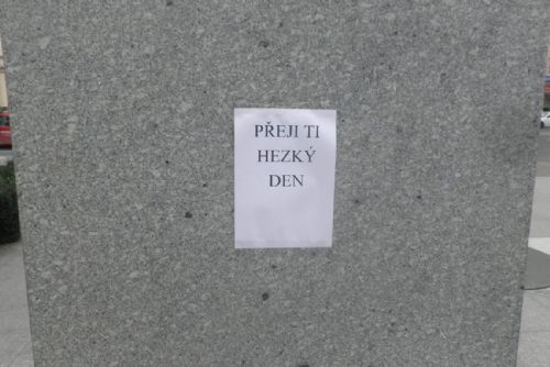 Foto: Památník Díky Ameriko! v Plzni polepil vandal