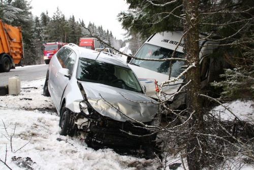 Foto: Páteční dopoledne na silnicích kraje: Čtyři vážné nehody
