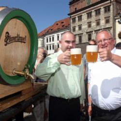 Pilsner Urquell otestoval dřevěné sudy pro říjnové oslavy 