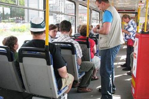 Foto: Plzeň chce zatočit s černými pasažéry, jezdí černá tramvaj