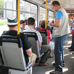 Plzeň chce zatočit s černými pasažéry, jezdí černá tramvaj