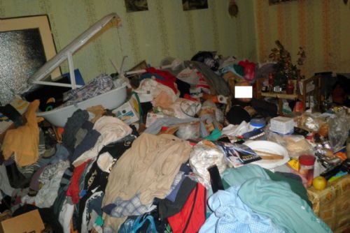 Foto: Plzeňačka upadla v bytě, strážníci přeskakovali výkaly
