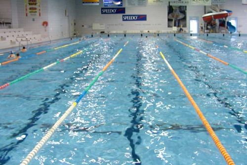 Foto: V plzeňském bazénu vytlačují plavce důchodci