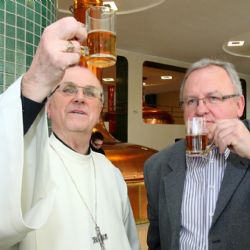 Plzeňský biskup požehnal velikonoční várce Pilsner Urquell