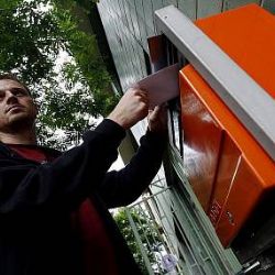 Pošťačky už nosí kilogramy pohledů denně