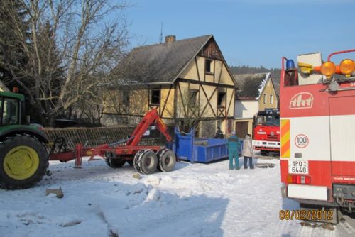 Foto: Požár historické roubenky v Rabštejně způsobila svíčka