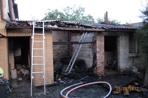 Foto: Požár kůlny u rodinného domu v Třemošné