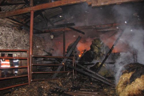Foto: Požár stodoly v Červeném Poříčí spolykal tři miliony