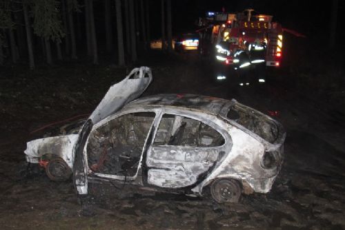 Foto: Požár u obce Seč zcela zničil v lese odstavené osobní auto. 