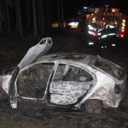 Požár u obce Seč zcela zničil v lese odstavené osobní auto. 