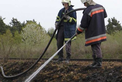 Foto: Roste počet požárů suché trávy, hasiči varují před pálením