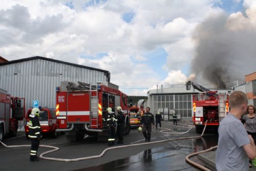 Foto: Požár ve firmě v Radčicích způsobil škodu 12 milionů