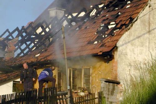 Foto: V Předslavi hořel rodinný dům s kolnou 