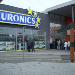 Před Euronics v Plzni čekaly fronty, došlo i na strkanice 