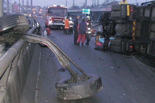 Foto: Na dálnici u Ejpovic tragicky boural řidič dodávky