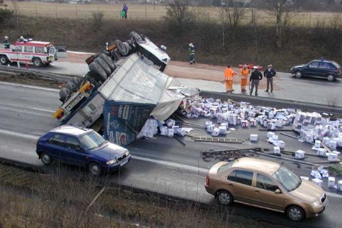 Foto: Provoz na dálnici blokoval havarovaný kamion