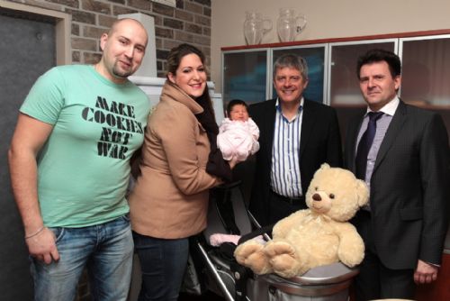 Foto: První miminko trojky dostalo plyšového medvěda