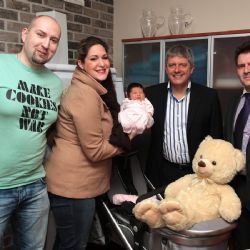 První miminko trojky dostalo plyšového medvěda