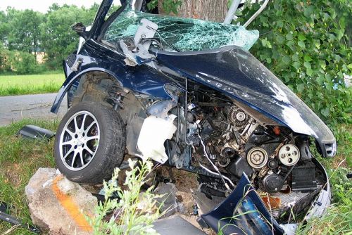 Foto: Řidič osobního auta náraz do stromu nepřežil