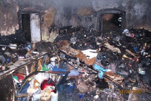 Foto: Rodinný dům v Tymákově zapálila svíčka 