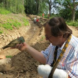 Schwarzenberský kanál na Šumavě skrýval desítky půllitrů 
