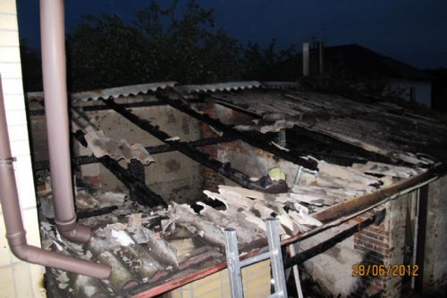 Foto: Shořela kůlna u domu v Třemošné, hasiči uchránili miliony