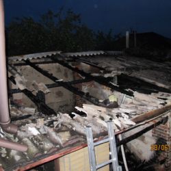 Shořela kůlna u domu v Třemošné, hasiči uchránili miliony