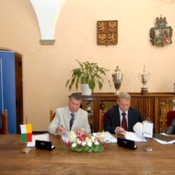 Smlouva na výstavbu divadla byla podepsána, staveniště převzal Hochtief CZ 