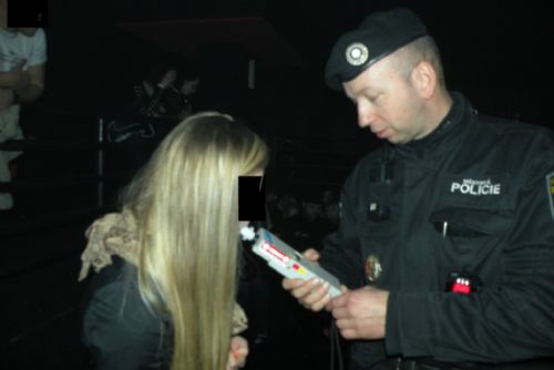 Foto: Strážníci a policisté chytili v Plzni 12 opilých mladistvých