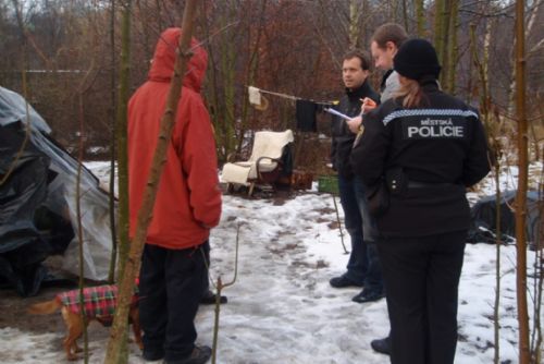 Foto: Strážníci v Plzni varovali bezdomovce před umrznutím