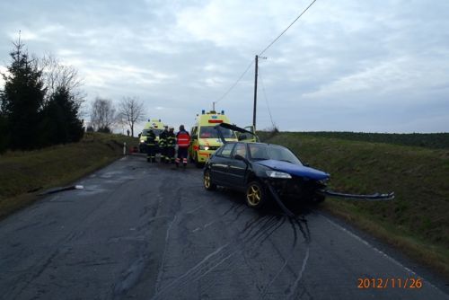 Foto: U Bolešin havarovalo auto, spolujezdkyně z auta vypadla