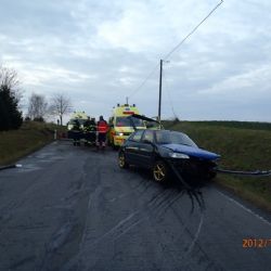 U Bolešin havarovalo auto, spolujezdkyně z auta vypadla