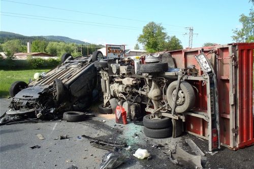 Foto: U Dobršína se střetlo auto s kamionem: Dvě zranění