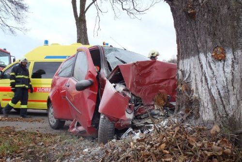 Foto: U Kašperských Hor zůstal zaklíněn řidič v hořícím autě