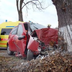 U Kašperských Hor zůstal zaklíněn řidič v hořícím autě
