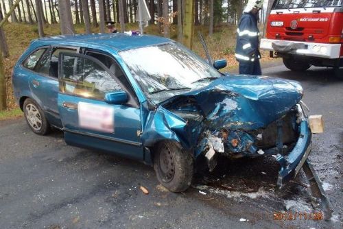 Foto: U Nemilkova auto čelně narazilo do stromu, dvě zraněné 
