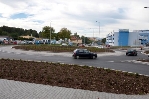 Foto: U nemocnice v Klatovech je zprovozněna nová křižovatka