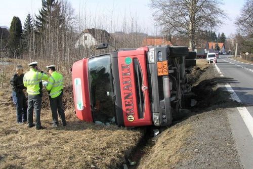 Foto: U Zhůře u Chocenic se převrátil kamion s dehtem