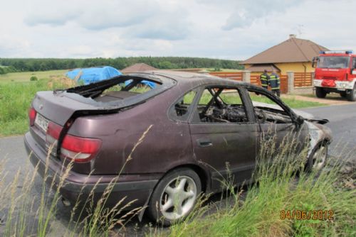 Foto: V Blatnici shořelo osobní auto