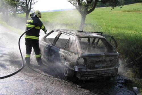 Foto: Ve Čmelínech hořelo auto, řidič se nadýchal zplodin