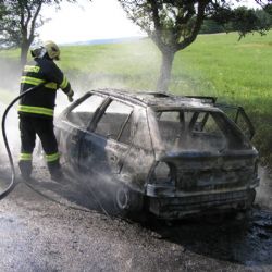 Ve Čmelínech hořelo auto, řidič se nadýchal zplodin