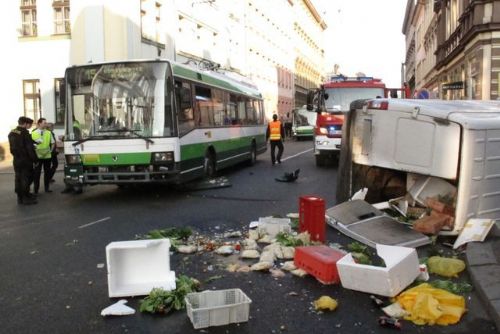 Foto: V centru Plzně se srazil trolejbus s dodávkou 
