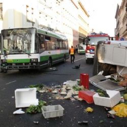 V centru Plzně se srazil trolejbus s dodávkou 