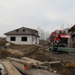 V Černicích hořela novostavba, dělník skončil v nemocnici 