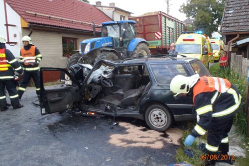 Foto: V Číčovicích se srazil traktor s osobním autem