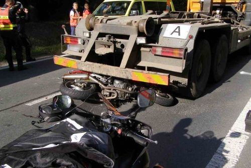 Foto: V kraji bourali tři motorkáři, jeden zemřel