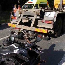 V kraji bourali tři motorkáři, jeden zemřel