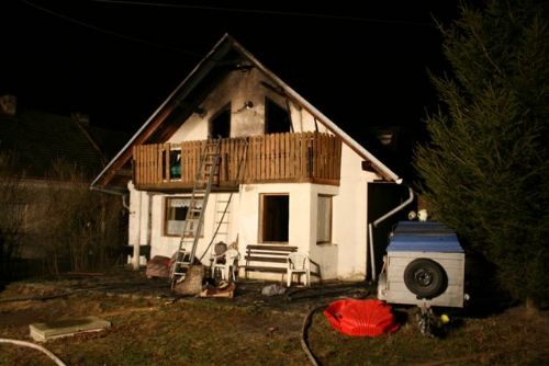 Foto: V Oprechticích vyhořelo podkroví rodinného domu