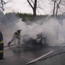 V Plasích hořel mercedes, škoda 300 tisíc 