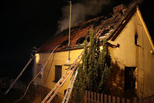 Foto: V Plasích shořel rodinný domek, požár zničil podkroví